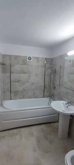 Apartament cu 4 camere semidecomandat în Colentina