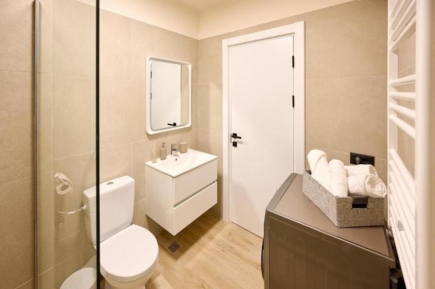 Apartament cu 2 camere semidecomandat, mobilat în Nord