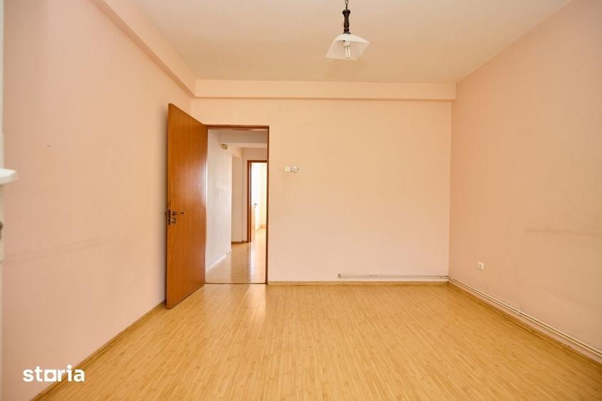 Apartament cu 4 camere semidecomandat în Craiovei