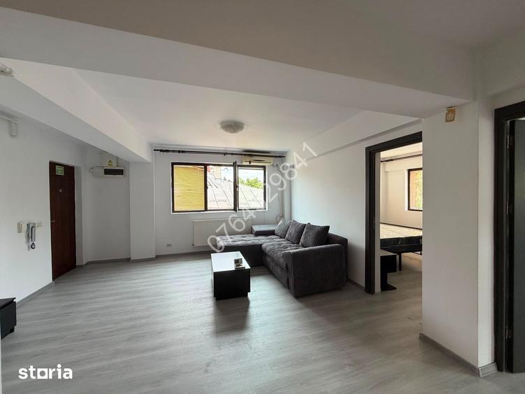 Apartament cu 3 camere semidecomandat în Obor