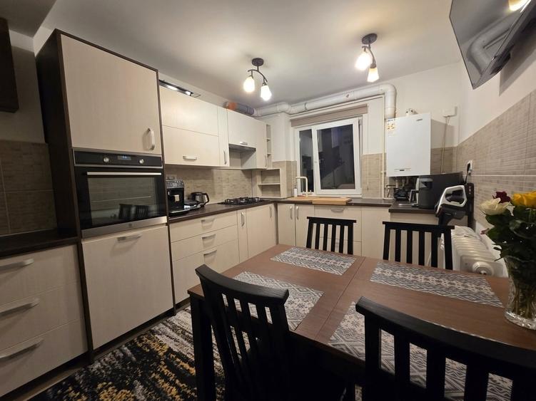 Apartament cu 3 camere semidecomandat, mobilat în Tătărași