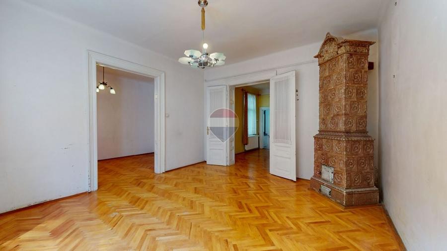 Apartament cu 3 camere semidecomandat în Centrul Istoric
