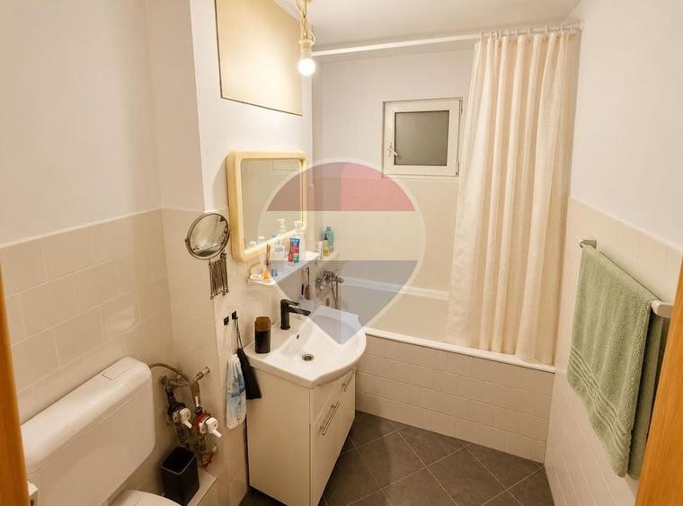 Apartament cu 3 camere semidecomandat în Militari