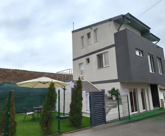 Apartament cu 3 camere decomandat, mobilat în Zăvoi