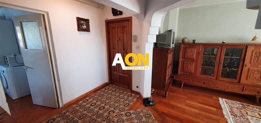 Apartament cu 4 camere decomandat, mobilat în Cetate