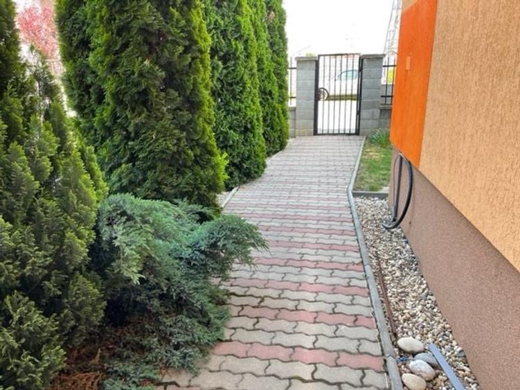 Casă individuală cu 7 camere cu Canalizare în Dumbrăvița