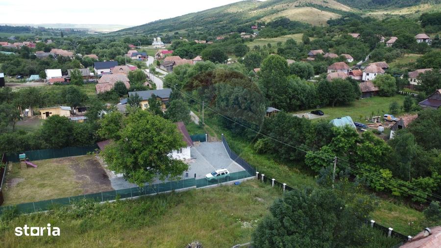 Casă cu 6 camere cu Teren 2800 Mp în Livada