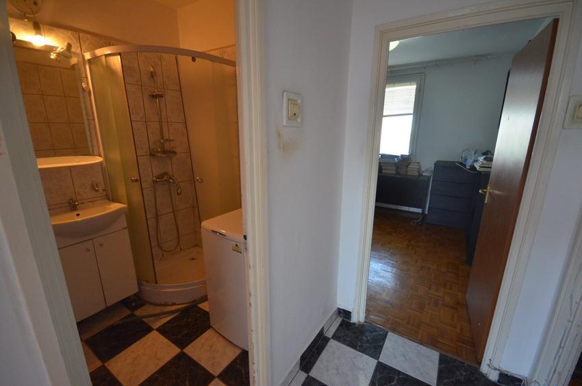 Apartament cu 3 camere semidecomandat în P-ța Muncii