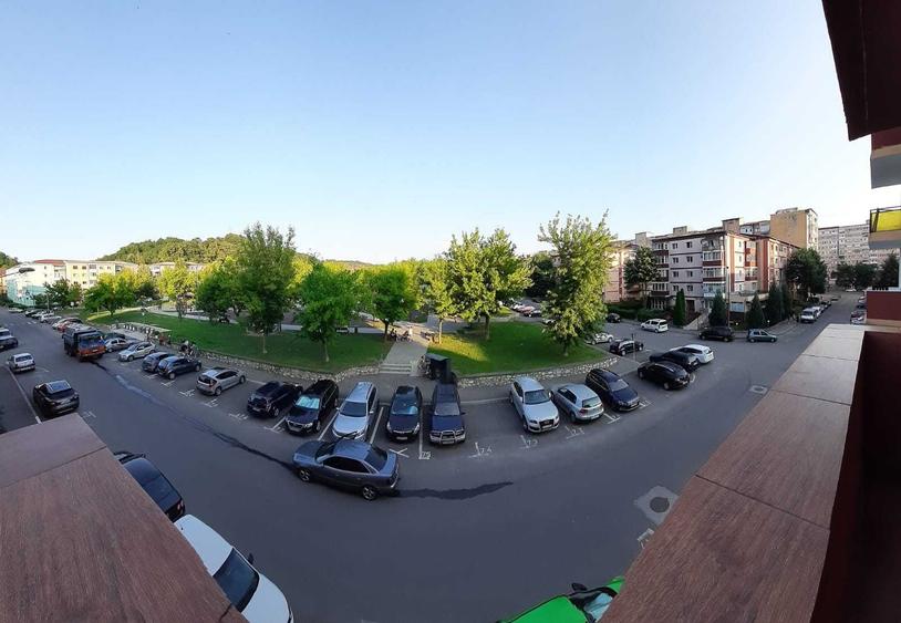 Apartament cu 3 camere decomandat în Exterior Vest