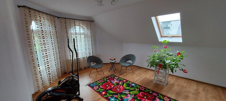 Casă individuală cu 6 camere cu Garaj în Exterior Est