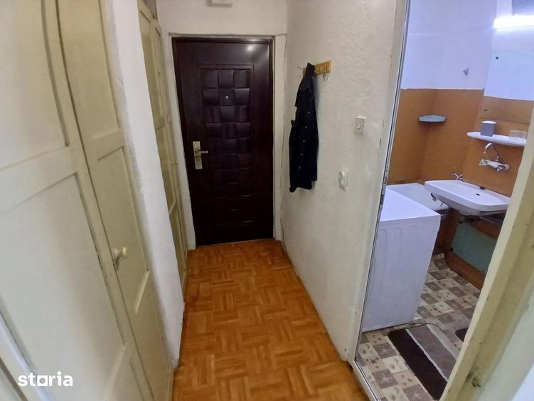 Garsonieră în Vest