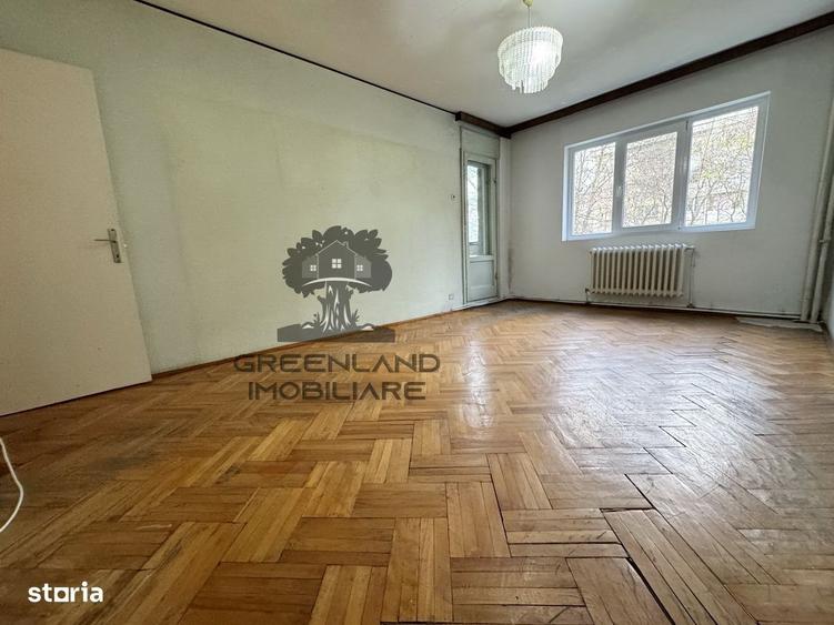 Apartament cu 3 camere semidecomandat în Podu Roș