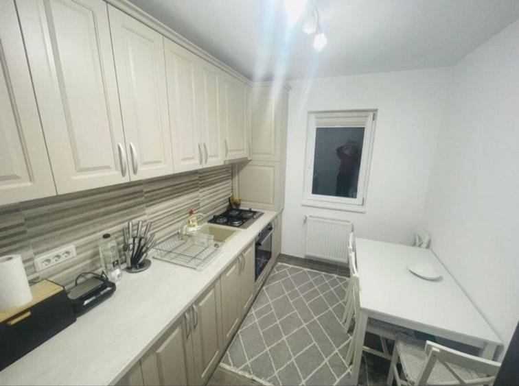 Apartament cu 3 camere decomandat în Dobroești