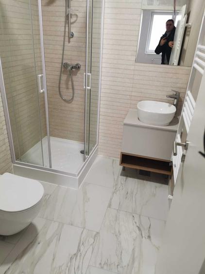 Apartament cu 3 camere decomandat în Tractorul