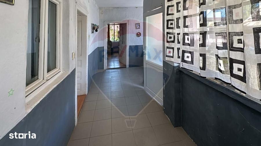 Casă cu 3 camere semidecomandat cu Teren 2241 Mp în Sânnicolau Român