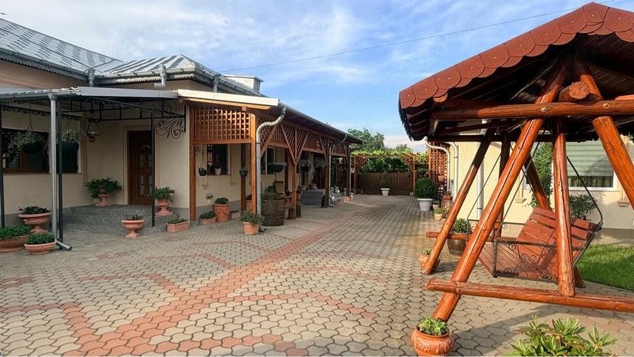 Casă cu 6 camere cu Teren 1707 Mp în Sihlea