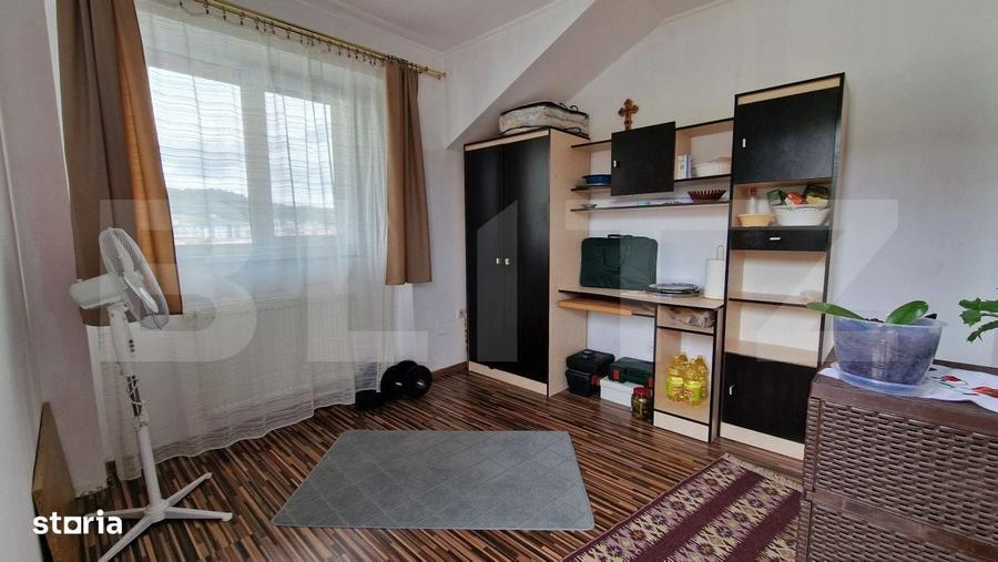 Apartament cu 4 camere semidecomandat în Florești