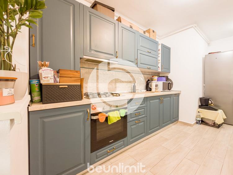 Apartament cu 3 camere semidecomandat, mobilat în Piața Cluj