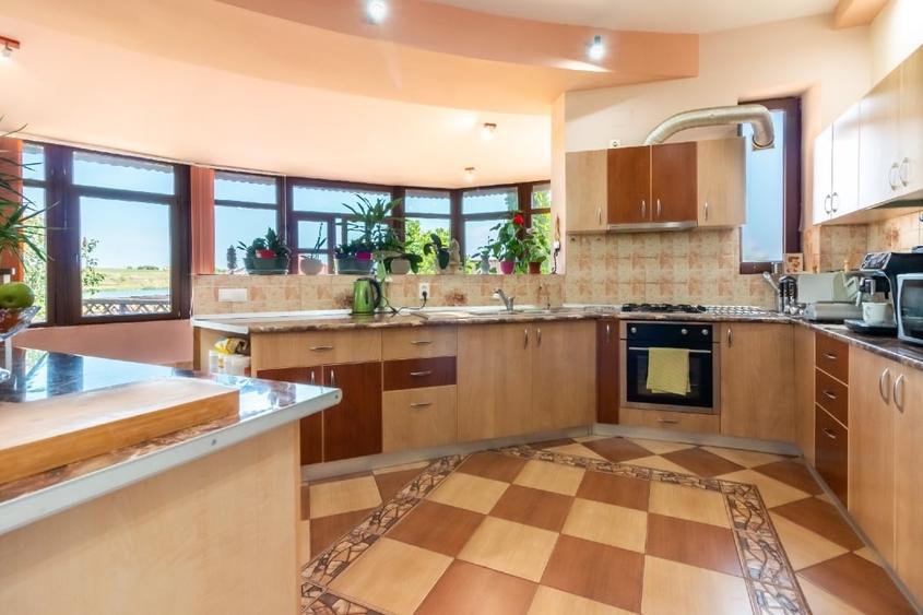 Casă individuală cu 5 camere cu Teren 1200 Mp în Central