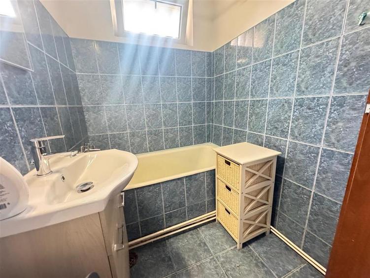 Apartament cu 4 camere decomandat, mobilat în Cedonia