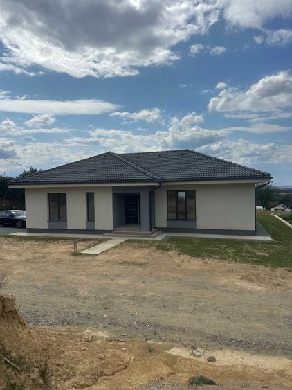Casă cu 4 camere în Satu Nou de Jos