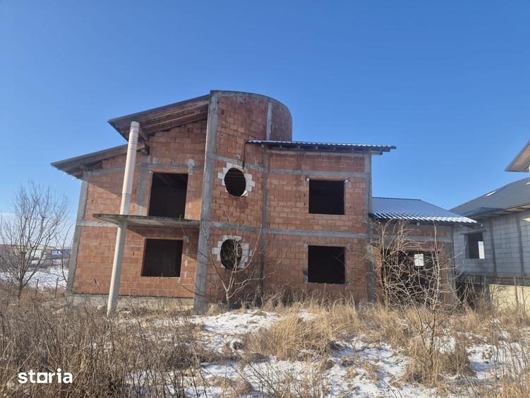 Casă cu 4 camere cu Teren 1000 Mp în Șcheia