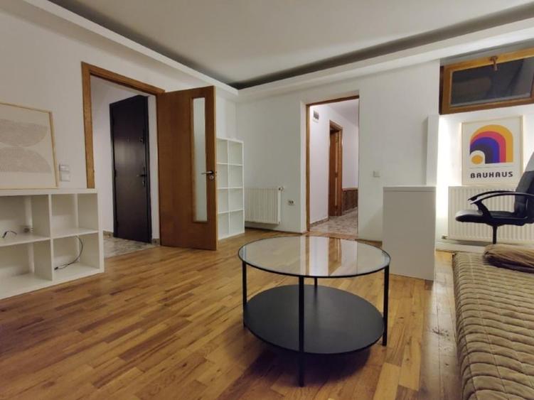 Apartament cu 3 camere semidecomandat, mobilat în Dacia