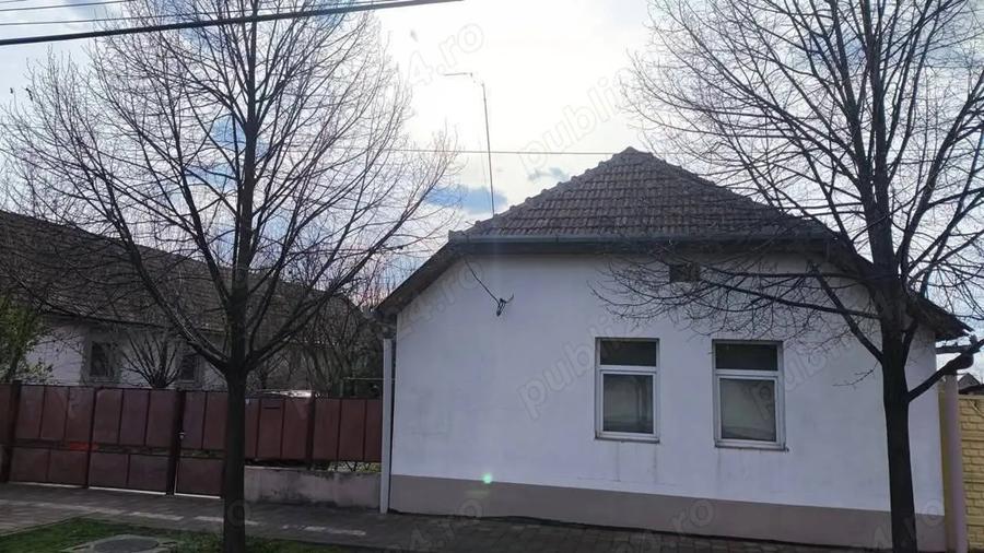 Casă cu 3 camere cu Teren 1439 Mp în Central