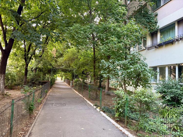 Apartament cu 3 camere semidecomandat, mobilat în Dristor