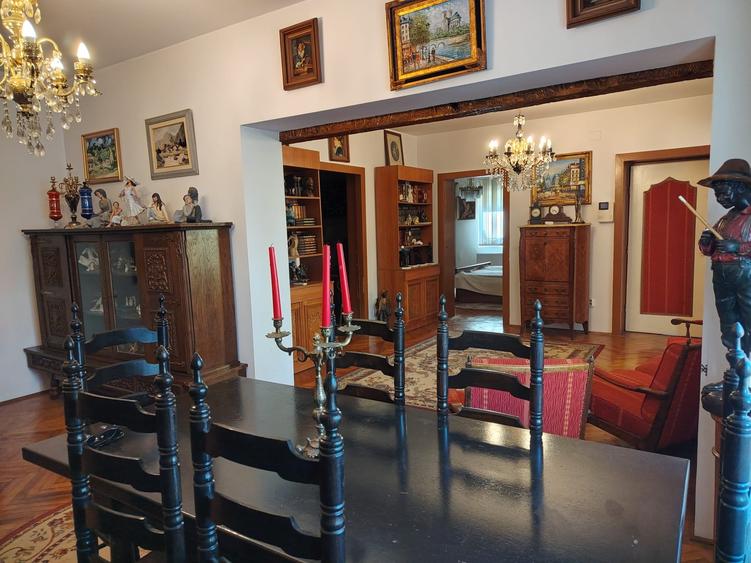 Duplex cu 7 camere cu Canalizare în Central