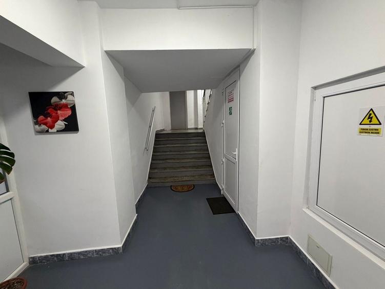 Apartament cu 3 camere semidecomandat, mobilat în Tei