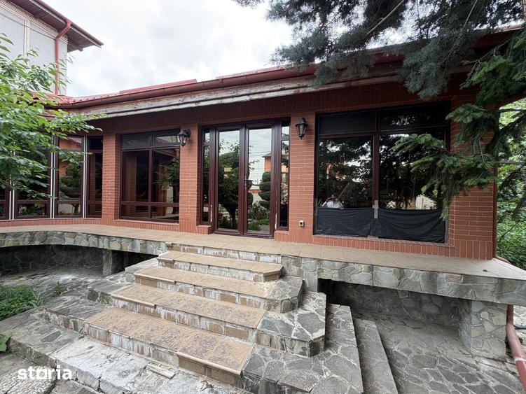 Casă cu 8 camere cu Teren 954 Mp în Andronache