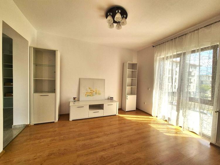Apartament cu 3 camere decomandat în Tractorul