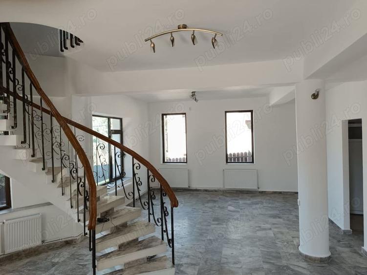 Casă cu 6 camere cu Teren 500 Mp în Păun