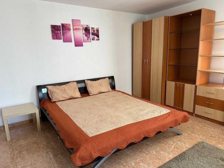 Garsonieră decomandată în Splaiul Unirii