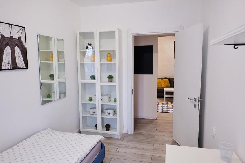 Apartament cu 3 camere semidecomandat în Girocului