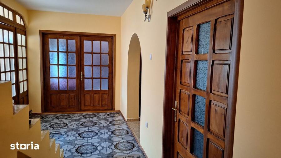 Casă cu 10 camere cu Canalizare în Central