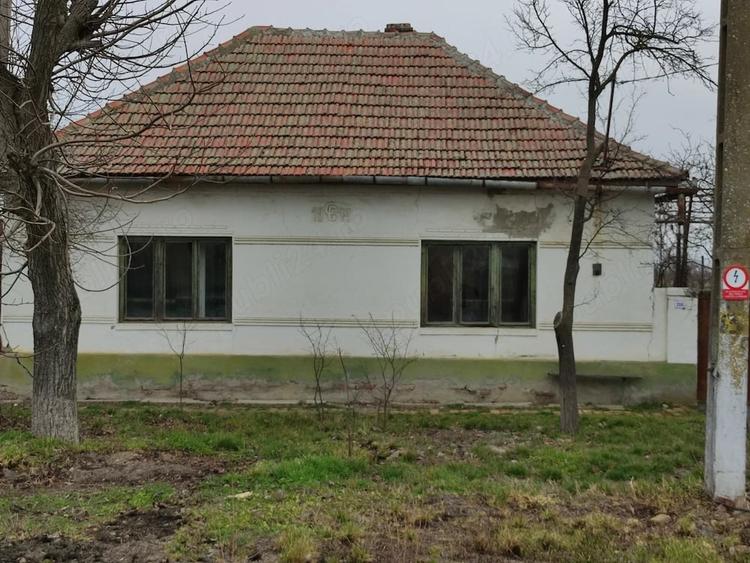Casă cu 5 camere cu Teren 2100 Mp în Central