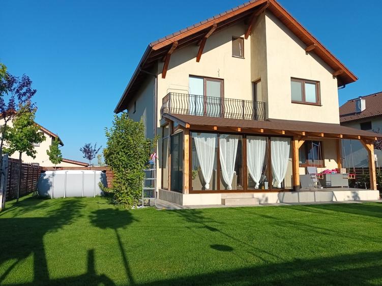 Casă cu 4 camere în Centură