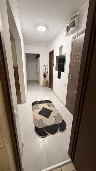 Apartament cu 5 camere decomandat, mobilat în Băneasa