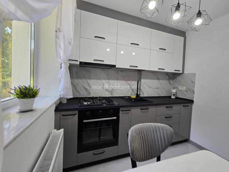 Apartament cu 3 camere semidecomandat, mobilat în Cina