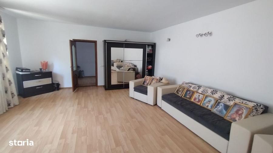 Casă cu 4 camere în Zorile