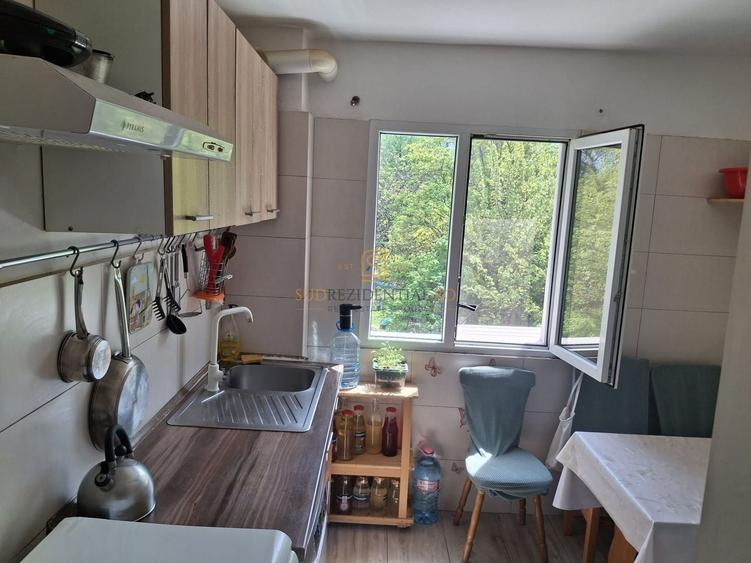 Apartament cu 3 camere semidecomandat în Berceni