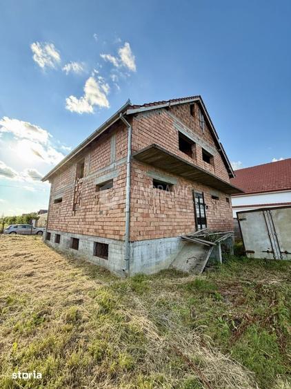 Casă cu 6 camere cu Teren 1900 Mp în Sud