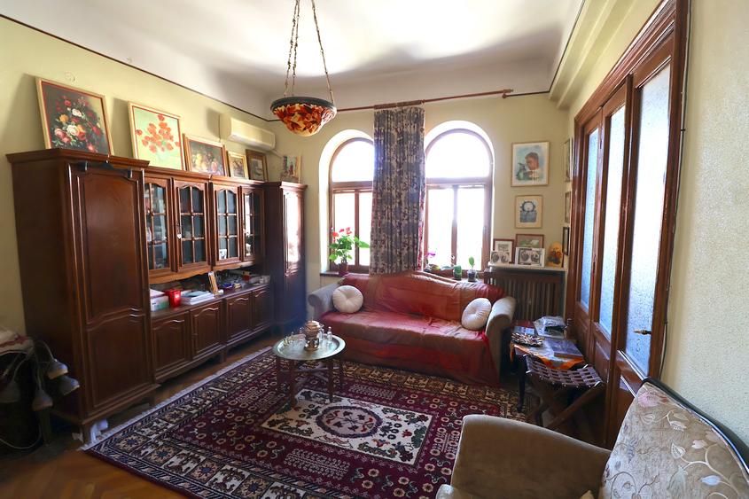 Apartament cu 3 camere semidecomandat în P-ța Romană