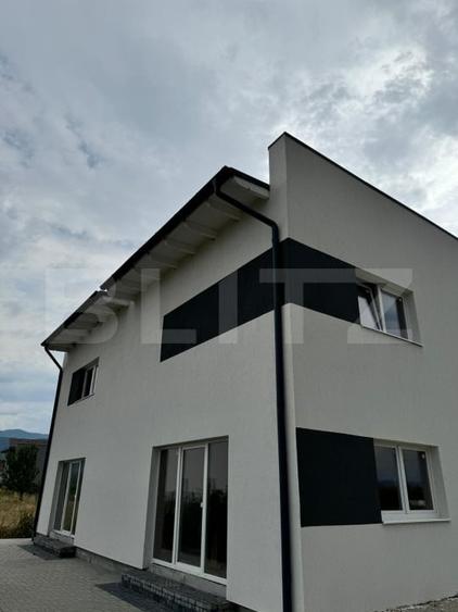 Duplex cu 3 camere cu Canalizare în Cristian