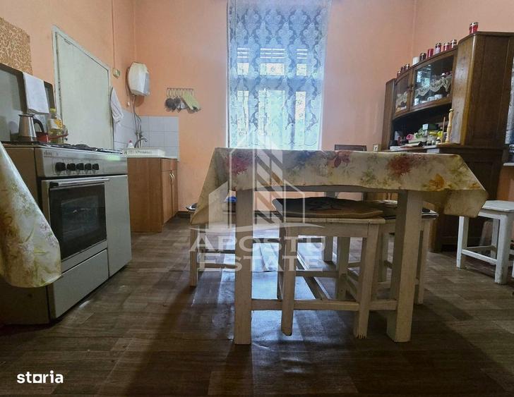 Casă cu 3 camere decomandat în Feniș