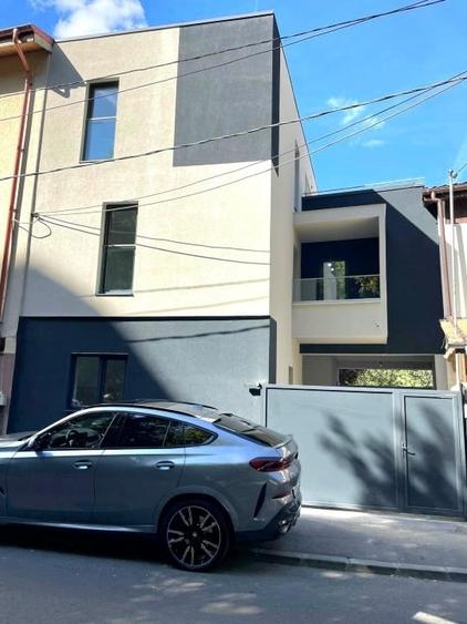 Casă individuală cu 6 camere cu Teren 150 Mp în Tei