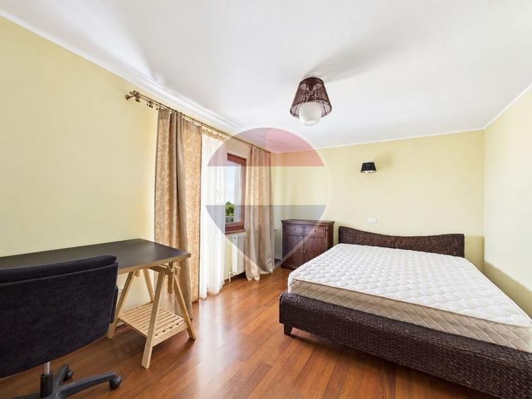 Casă individuală cu 6 camere cu Teren 7320 Mp în Curcani