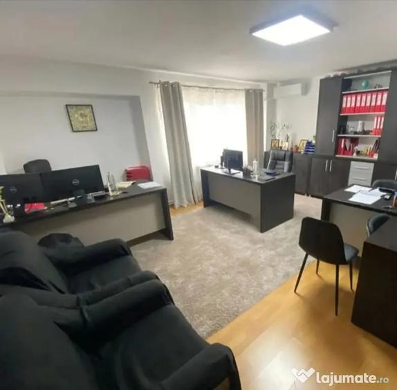 Apartament cu 4 camere decomandat în Central